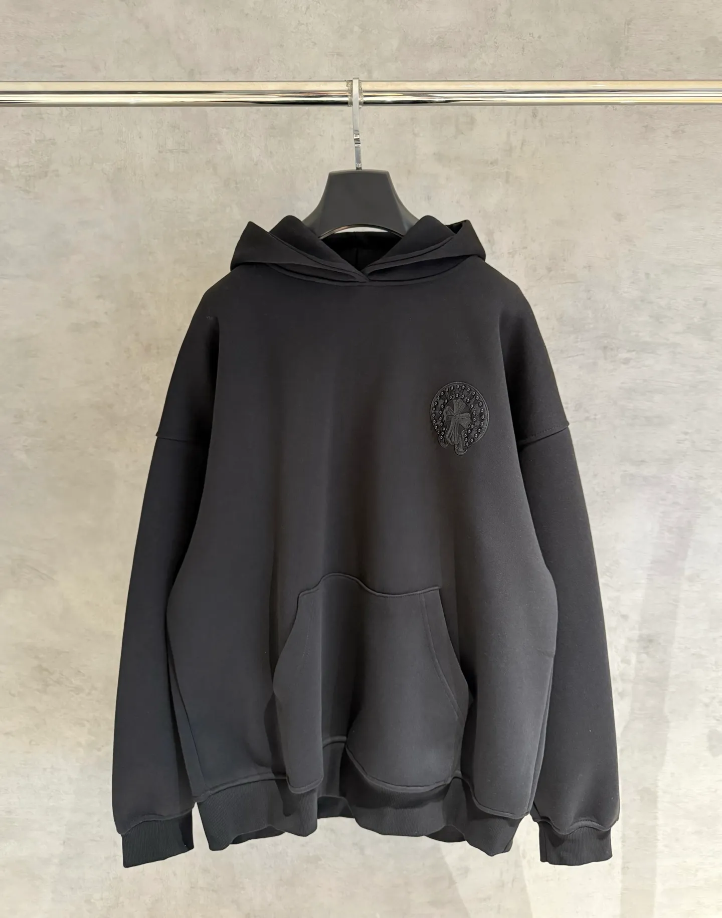 🅿️410 [Strict quality control] CH Croixin's new long-sleeved hooded sweatshirt. The fabric is made of heavy 480g double yarn fabric. Front and back embroidery➕beads. Ready-to-wear loose fit. The fabric is stiff and stylish. It does not deform or shrink. Color: black, white, floral gray. Size: M-2xl